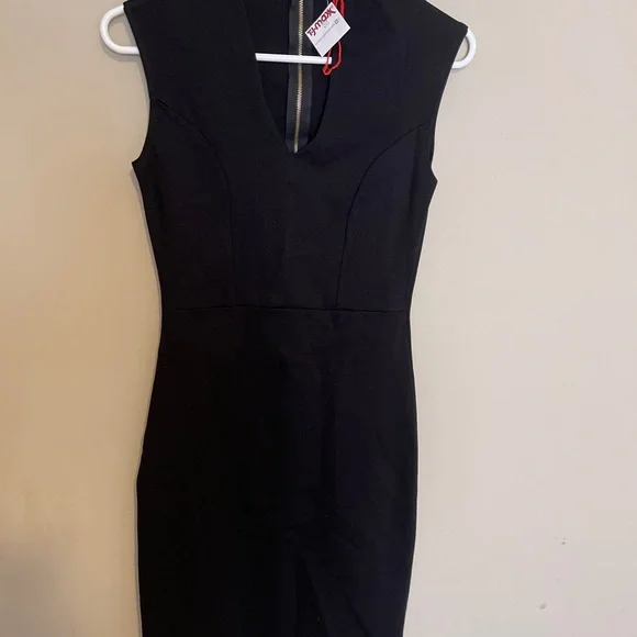 Elegant Black Sleeveless Dress - Picture 3 of 3
